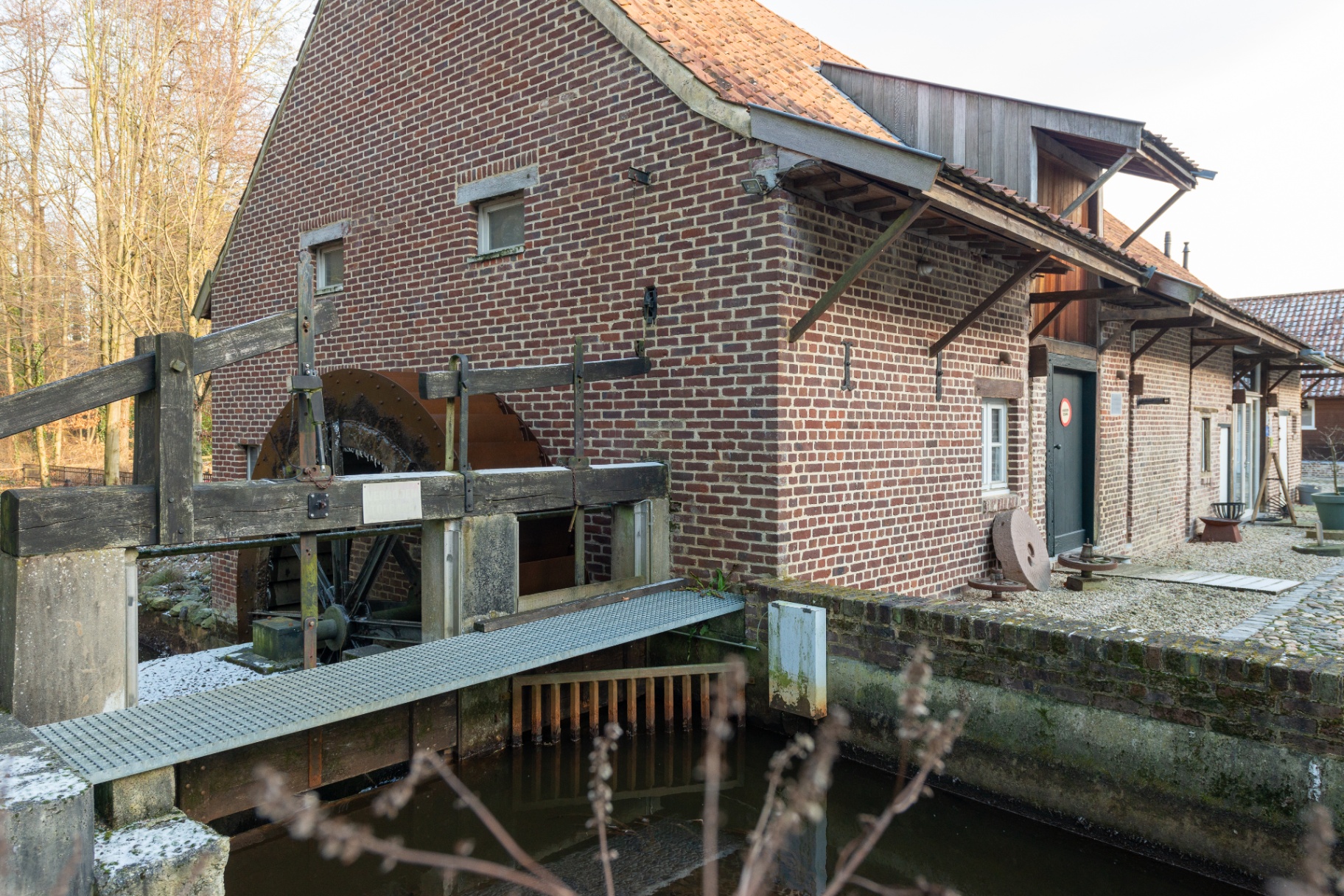 Historische watermolen op Landgoed De Hoogmolen in Oudsbergen